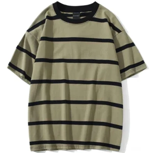 Übergroßes gestreiftes Gothic-Herren-T-Shirt Frontansicht olivgrüne Basis mit schwarzen horizontalen Streifen Premium-Baumwoll-Polyester-Mix Flat-Lay