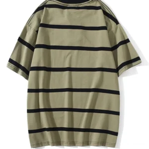 Übergroßes gestreiftes Gothic-Herren-T-Shirt Rückansicht olivgrüne Basis schwarze Streifen strukturierter Rundhals-Kragen Flat-Lay auf weißem Hintergrund