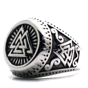 Valknut Signet Ring Dreiviertelvorderansicht zeigt graviertes nordisches Drachenknot-Symbol und ornamentale Scrollmuster-Band aus poliertem Edelstahl
