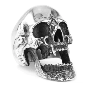 Vampire Skull Gothic Ring mit hohlem Fangzahn-Kiefer Design, Draufsicht Nahaufnahme zeigt strukturierte Metalloberfläche und feine Schädeldetails des Neo-Gothic Statements auf weißem Hintergrund