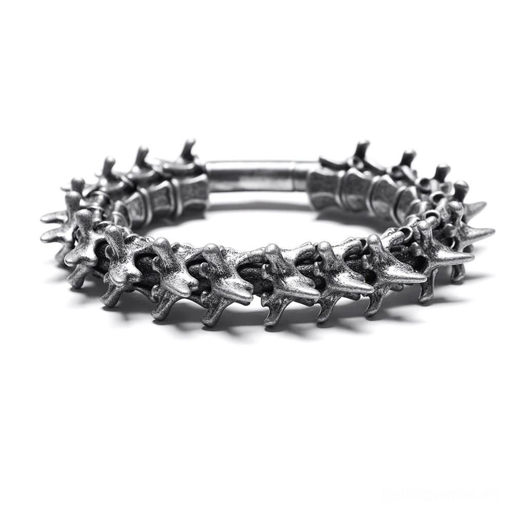 Vertebra Spike Metall-Armmanschette in Flat-Lay mit kompletter segmentierter Spike-Struktur und altertem Silber-Patina-Finish