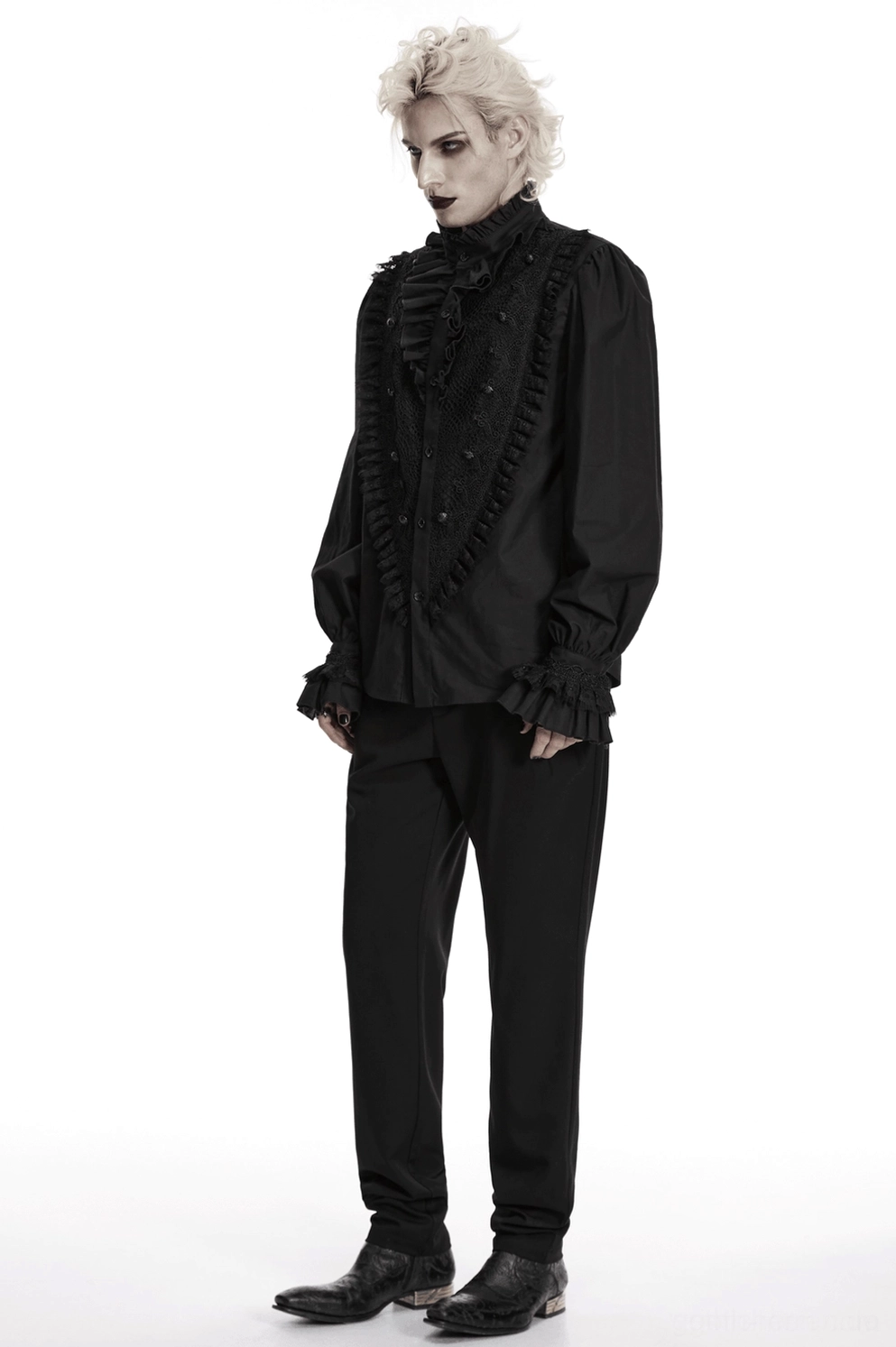 Viktorianisches Gothic Herren-Rüschenhemd Nahaufnahme – dramatische Spitzen-Details, gerüschte Trimm-Verzierungen und ornamentale Knopf-Applikationen