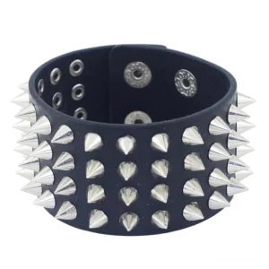 Breites gestutztes PU-Leder Bangle mit ordentlichen Reihen kegel-förmiger Metallspikes, Frontalansicht zeigt die symmetrische Spike-Anordnung und schwarze Lederbasis des gothic armbands