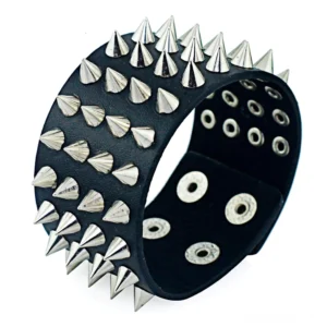 Schwarzes PU-Leder Gothic Spike Armband mit vier Reihen kegel-förmiger Metallspikes, schräge Detailaufnahme zeigt verstellbare Snap-Löcher und silberne Metallelemente des vierer-reihen-armbands