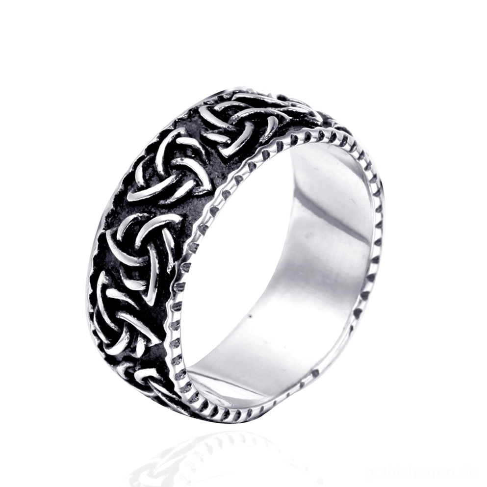 Wikinger Celtic Knot Gothic Ring am Finger getragen – Echte Trageansicht zeigt Zweifarbenlackierung und komfortable Alltagspassform