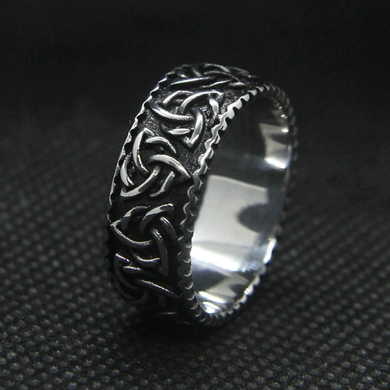 Wikinger Gothic Ring Seitenprofil – Dunkles silber finish mit gezackten Kantenborden und polierter Oberflächenverarbeitung