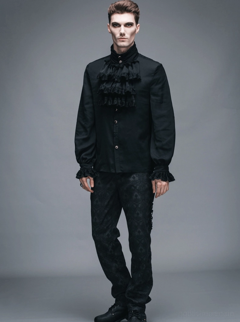 Ganzkörperaufnahme des Mannes mit viktorianischem Gothic-Rüschenhalshemd gestylt mit kasuellem alternativen Element und dunkler Fashionmode