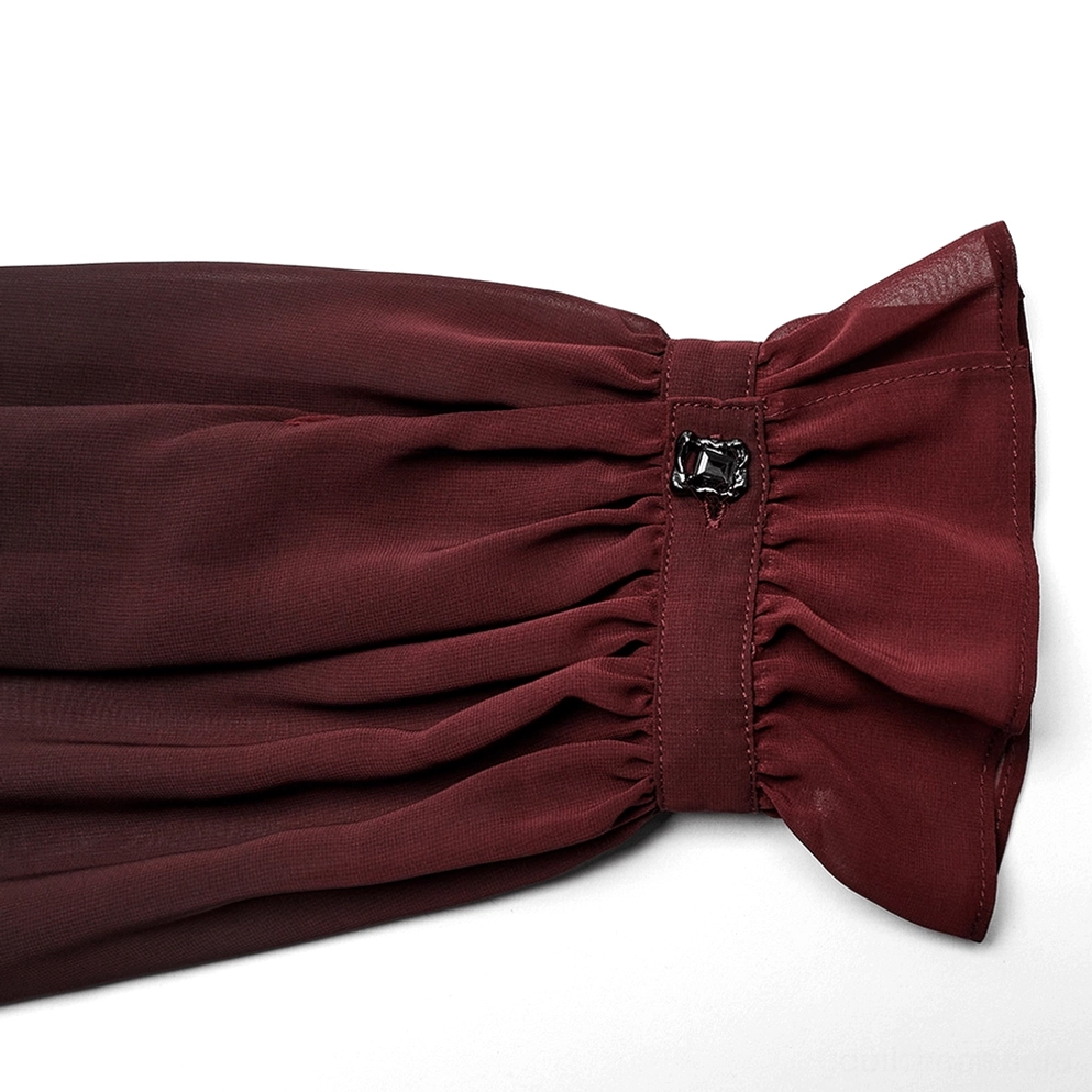 Nahaufnahme rüschenverzierte Manschette am viktorianischen Chiffon-Hemd, gesammelte Rüschen-Details in Weinrot und dekoratives Element, Ärmeldetail