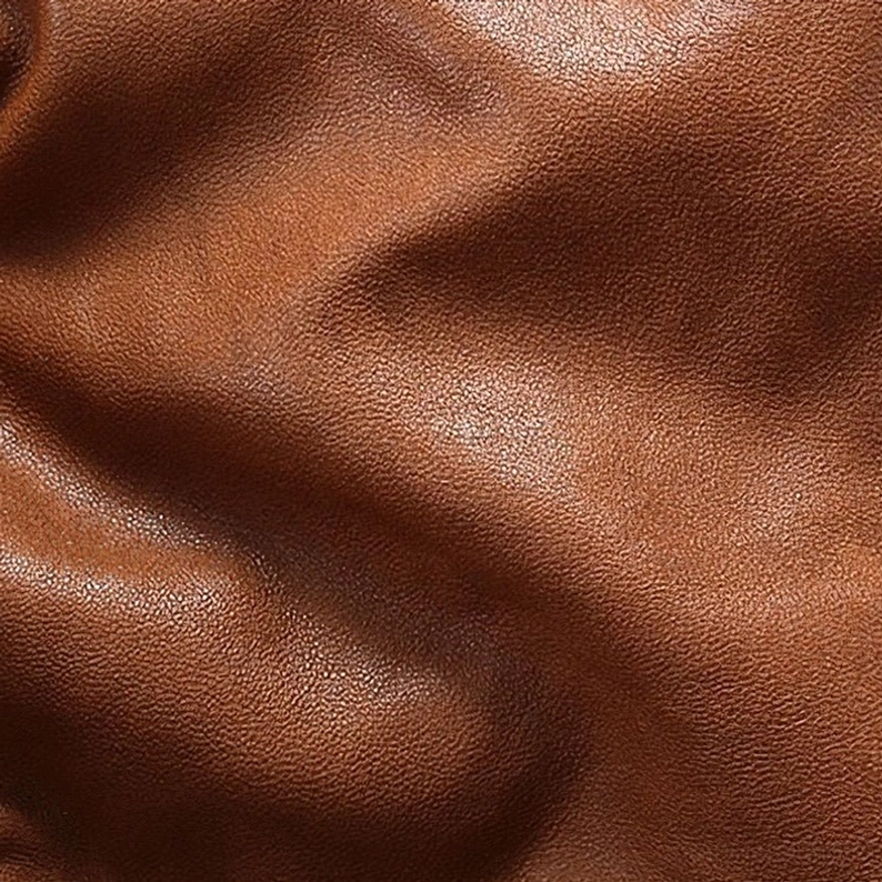 Vintage bestickte Patch Nahaufnahme auf Gothic Lammleder Bomberjacke mit intricate Stichdetails und militärischer Bildmotive – authentisches Handwerk