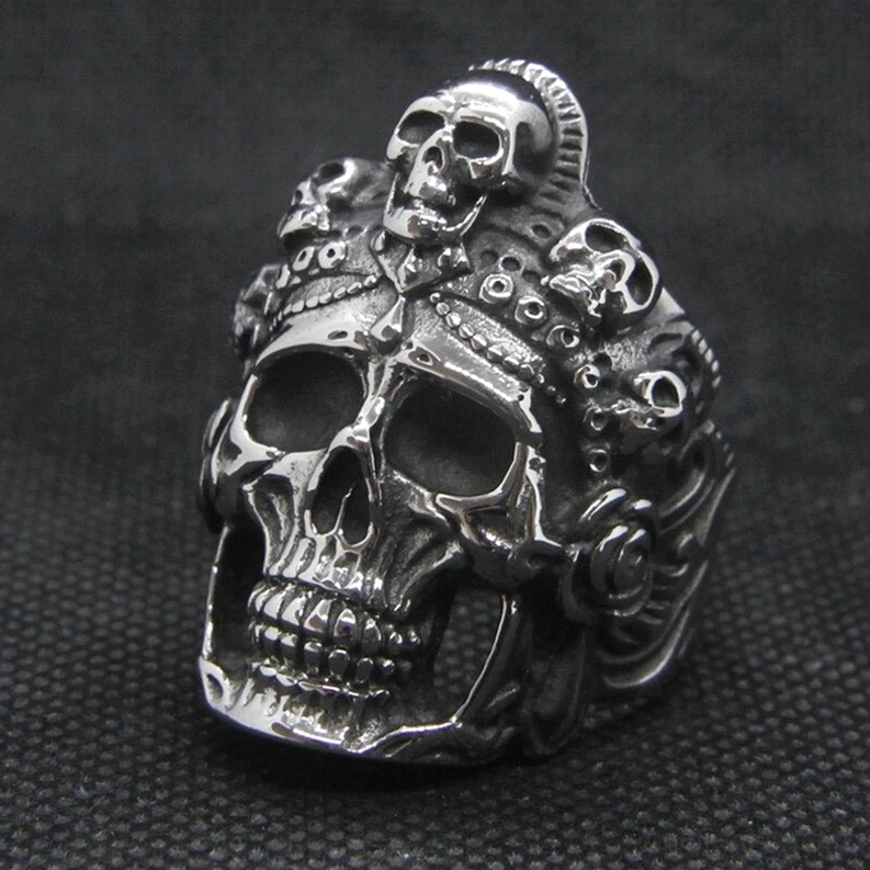 Vintage Biker Skull Ring Seitenansicht mit intricate dekorativen Gravierungen und authentischer Vintage-Patina-Finish