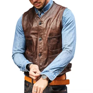 Vintage braune echte Leder Slim-Fit Gothic Biker Weste über Denim getragen, Vorderansicht mit Metallknöpfen und Patch-Taschen