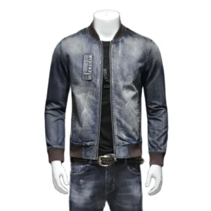 Vintage gewaschene Gothic Denim Bomberjacke Vorderansicht, Dreiviertelperspektive mit braunem geripptem Kragen und Manschetten, Slim-Fit-Silhouette auf männlichem Mannequin