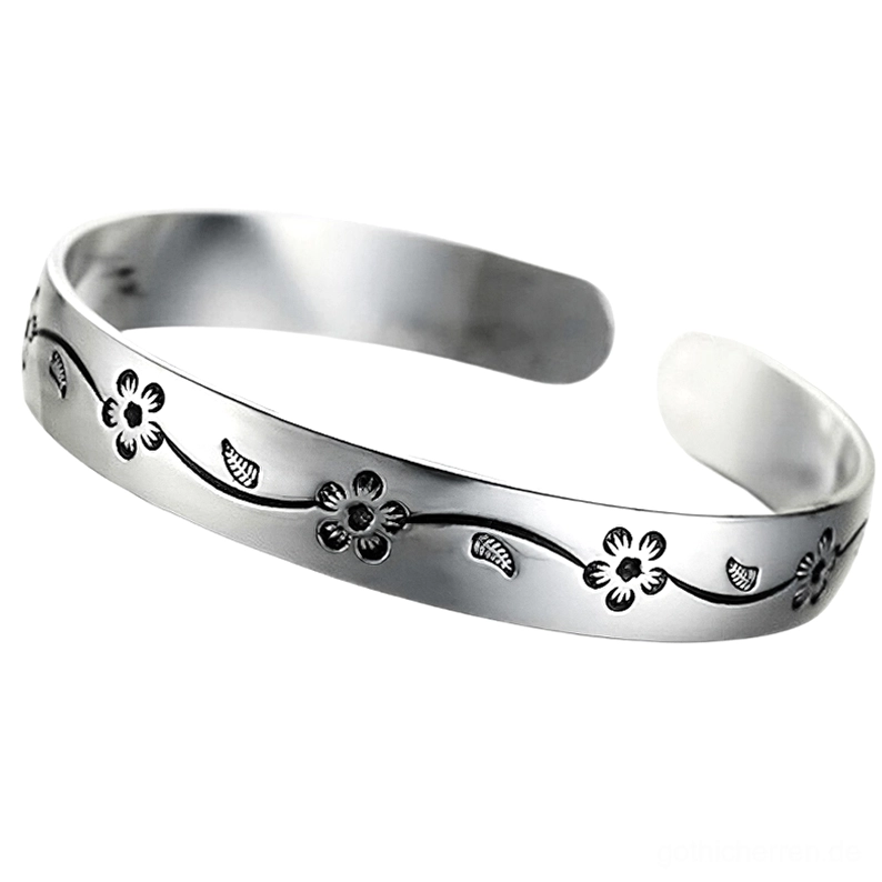 Verstellbares offenes Manschetten-Gotik-Silber-Armband mit polierter Oberfläche und gravierten Blütenmotiven, Frontal-Flachlage-Präsentation