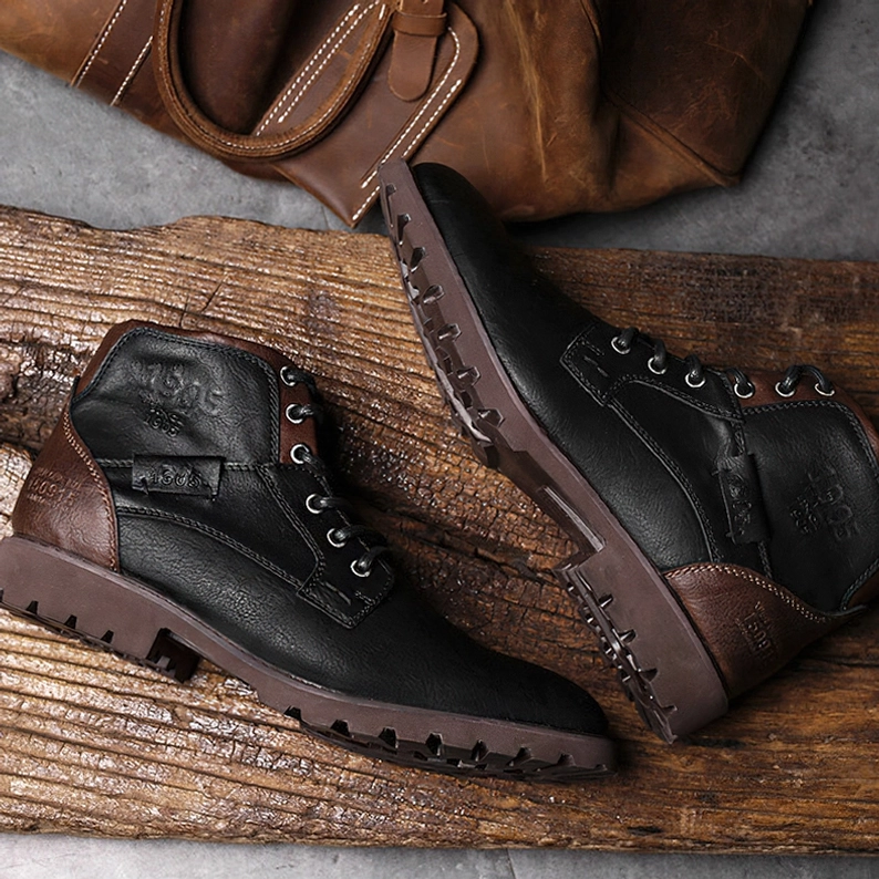 Vintage schwarze und braune Leder-Gothic Schnürstiefel auf rustikaler Holzoberfläche mit Flatlays-Styling, authentische Workplace-Ready Boots mit Charakter