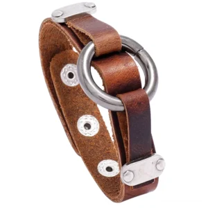 Vintage gotisches Lederarmband mit silbernem Alloy-Ring und Nieten, Nahaufnahme Seitenansicht zeigt distressed braunes Leder und metallische Detaillierung eines Gothic Armbands