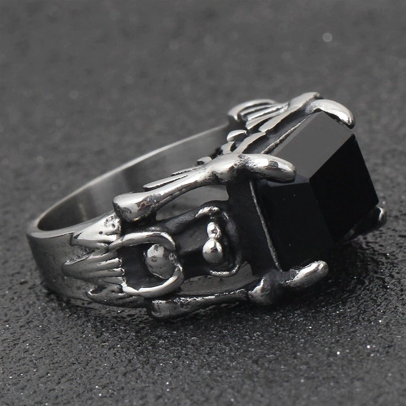 Vintage gealteter silberner 316L Edelstahl Gothic Ring mit ornamentaler Metallrahmung und quadratischem schwarzem Zirkon Stein Draufsicht