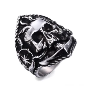 Vintage Gothic Schädel Kompass Ring mit Anker und Oktopus-Tentakel-Details in antikem Silberfinish, obere schrägansicht auf weißem hintergrund