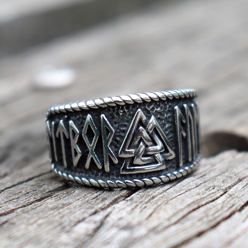Vintage gothischer Valknut Amulettring Frontansicht flach - dunkle gealterte Patina und verdrehte Seilkante detailliert