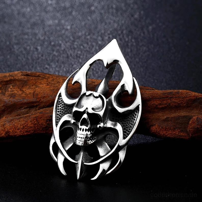 Vintage-Silber-Totenschädel-Anhänger mit feinen, kunstvollen Schnitzereien und Flammen-Rahmen-Details, frontal in Nahaufnahme