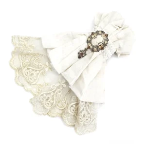 Vintage Kamee Brosche und gestickte Spitzendetails Gothic Jabot Krawatte Draufsicht Nahaufnahme Schmuckdetail