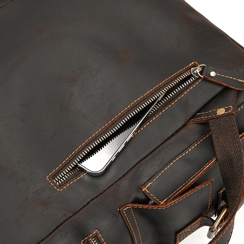 Vintage echtes Leder Gothic Rucksack zeigt natürliche Patina-Entwicklung und Alters-Charakter - Authentizität