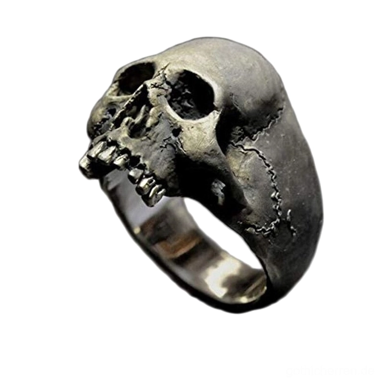Vintage silber totenkopf bikerring vorderansicht nahaufnahme mit gealterter patina und detailreicher totenkopfschnitzerei