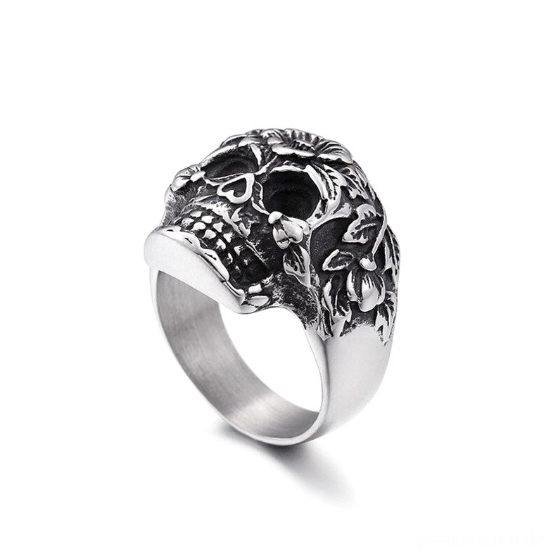 Vintage-Silber Totenkopf-Ring mit Blüten-Ritzungen, Seitenprofil-Ansicht, glatte Ringschiene, distressed Patina-Finish, gealterte Silber-Oberfläche, gotisches Statement-Schmuckstück, Seiten-Detail-Ansicht