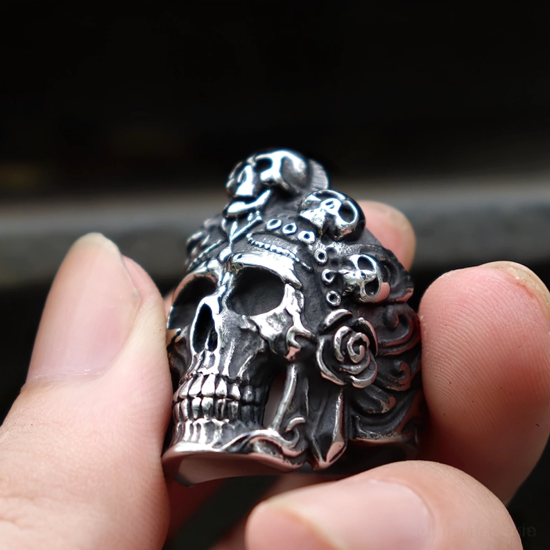 Vintage Skull Biker Ring silberne Edelstahlband mit intricate gothischen Totenkopfgravierungen und zeitlosem Biker-Ästhetik