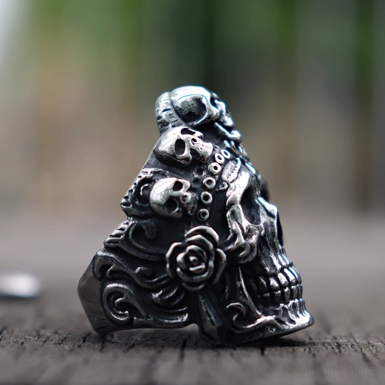 Vintage Skull Ring Rückansicht zeigt mehrere winzige Totenkopfdetails und gealterte Silbertönung auf Holzuntergrund