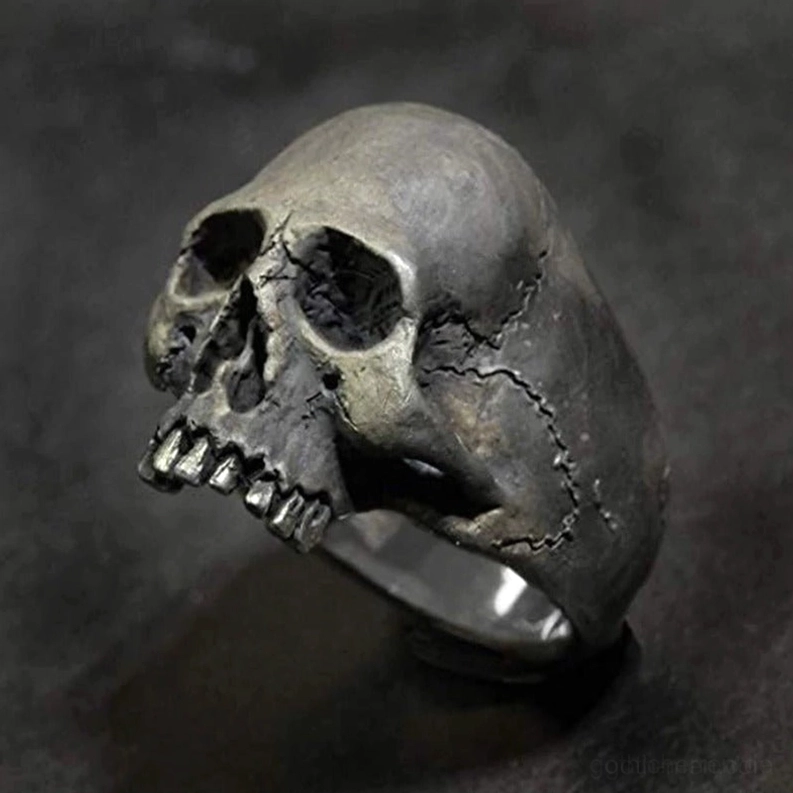 Vintage totenkopf bikerring vorderansicht nahaufnahme zeigt detaillierte gesichtsmerkmale und patinierter silberton