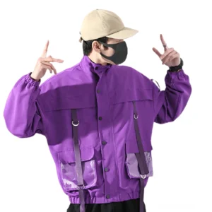 Violette Gothic Cargo-Jacke mit Druckknopf-Verschluss und Webbing-Details, Vorderansicht auf männlichem Model, taktischer Streetwear-Look