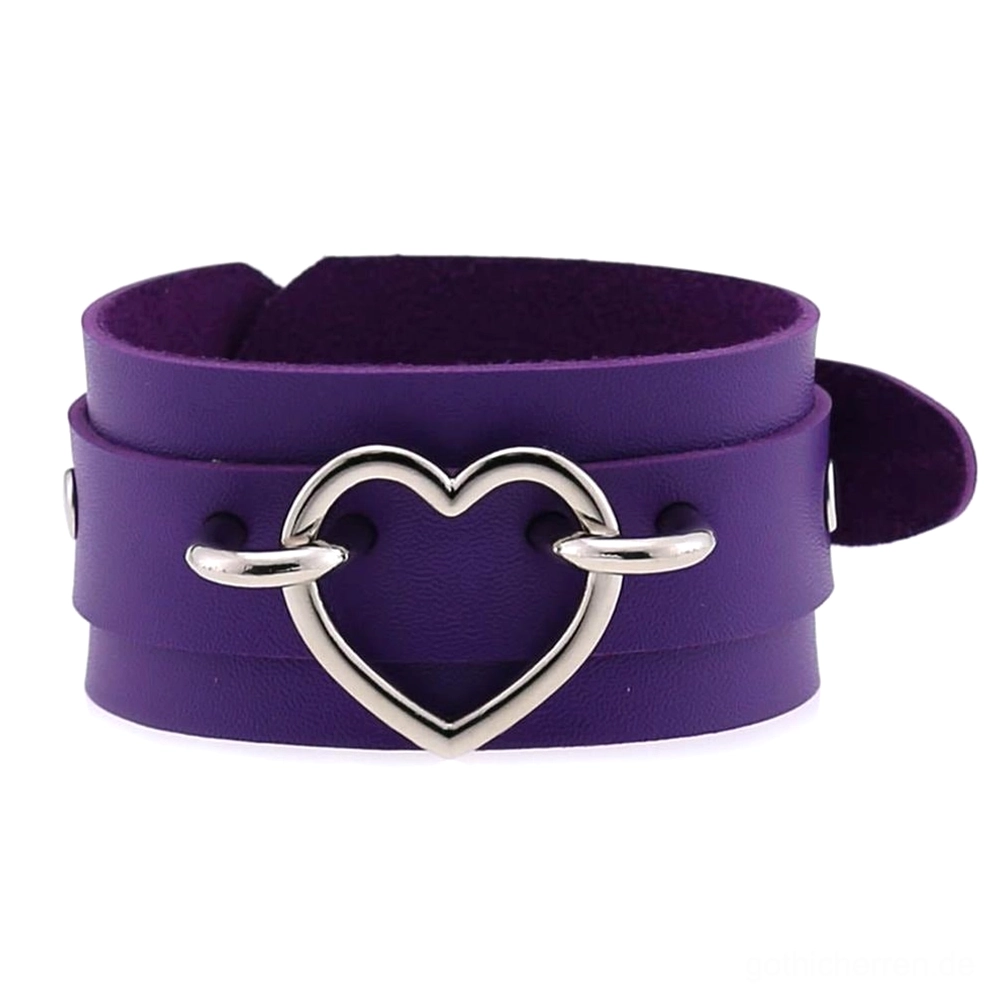 Violettes doppellagiges Lederherz-Armband mit silberner hohler Herz-Metallverzierung, Flachaufnahme Vorderansicht, romantischer Gothic Schmuck