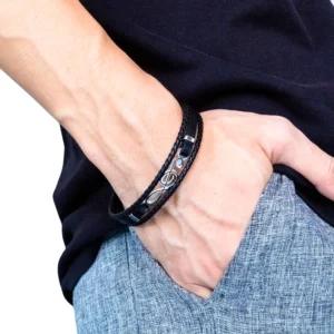 Herren-Violinschlüssel-Lederarmband am Arm getragen Seitenansicht männliches Model in dunklem Shirt gothische Alternative Fashion Lifestyle