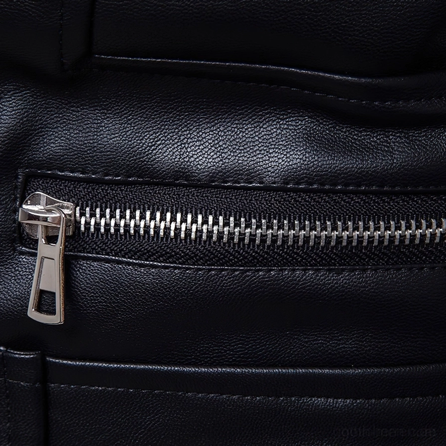 Vordere Reißverschluss-Tasche mit silbernem Metallbeschlag und präziser Nahtarbeit an der Gothic-Punk Jacke