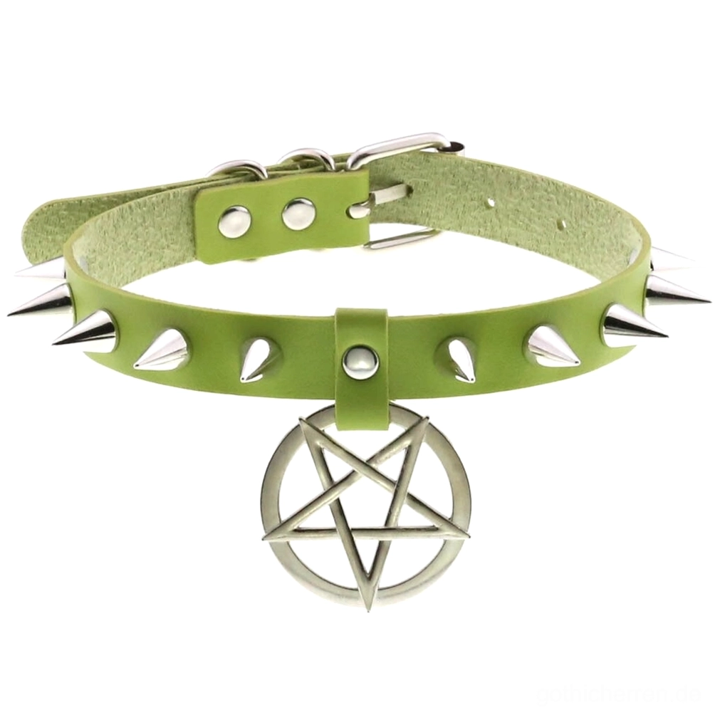 Waldgrün Spike Leder Choker mit Pentagram Anhänger und silbernen Nieten – Natur-inspiriertes Gothic Halsband ideal für Hexen-Ästhetik und okkulte Looks