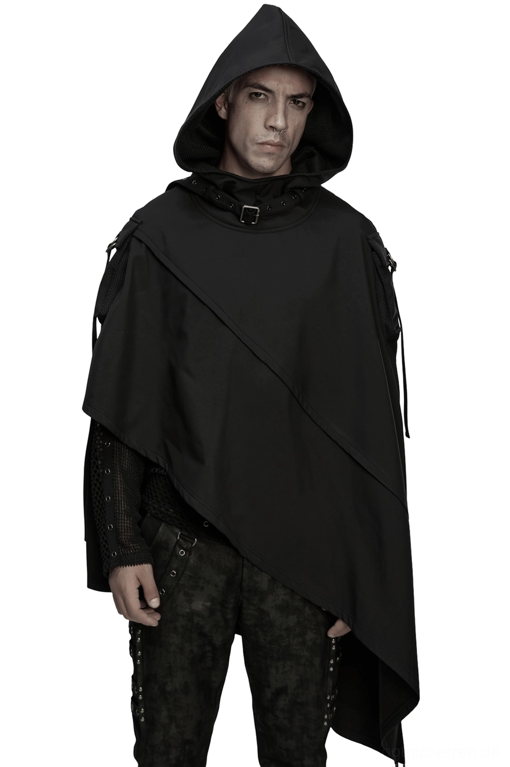 Wasserdichter Gothic Techwear Poncho-Cape mit Kapuze Vorderansicht auf männlichem Modell, schwarze asymmetrische Schnittführung mit Metallbuckelverschluss und 3D-Taschenelementen