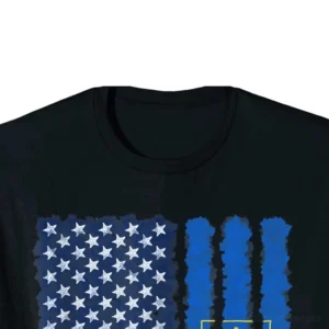 Detailansicht der Watercolor-Grafik auf schwarzem Baumwoll-T-Shirt, hybrid ukrainisch-amerikanische Flagge mit historischem Tryzub-Dreizack-Symbol im Nahaufnahme