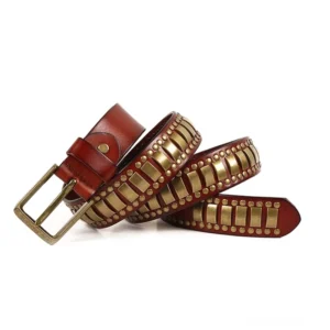 Weinroter burgunderfarbener Ledergürtel mit bronzefarbenen rechteckigen und runden Nieten, Alternative-Fashion-Stil für gotische Gürtel