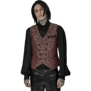 Frontansicht der weinroten Damast-Jacquard-Gothic-Anzugweste mit doppelreihigen handgenähten Knöpfen, getragen von männlichem Model mit Tattoo in schwarzem Rüschenhemd und Lederhose
