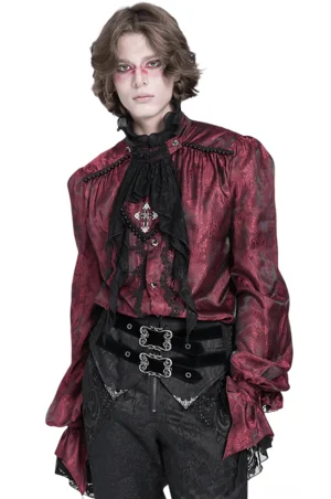 Weinrot viktorianisches Gothic Hemd Frontalansicht mit gerafftem Spitzenkragen schwarzer Spitzenbordüre und Paisley-Jacquard-Stoff auf männlichem Modell