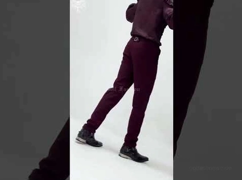 Rückansicht der weinroten Gothic Slim-Fit Hose mit verjüngtem Beinsschnitt und hochwertigem Twill-Stofftextur