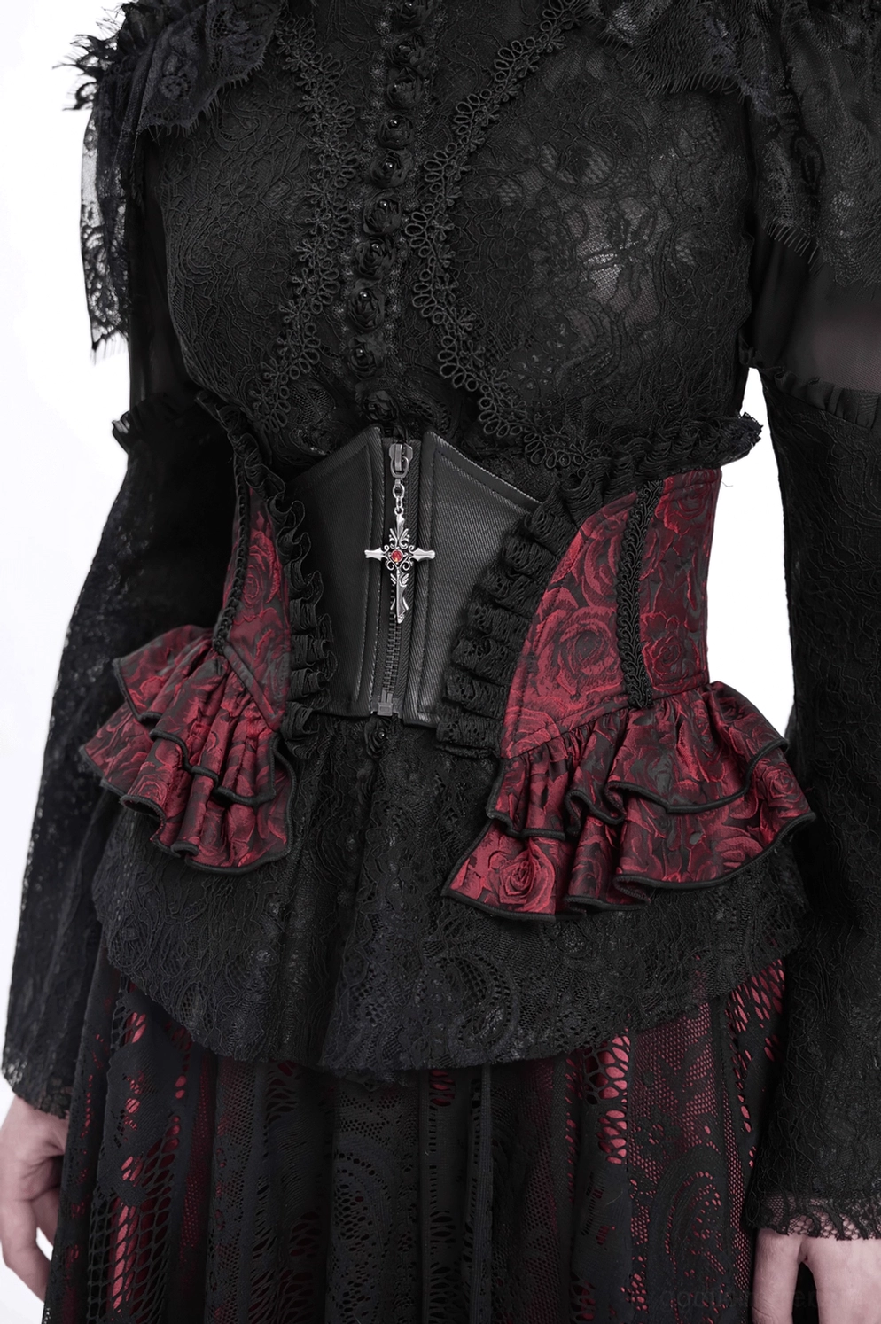 Weinrotes Gothic Korsettgürtel mit Rosen-Jacquard Brokattextil und schwarzen Spitzeneinfassungen von vorne, Halbkörper-Trageansicht, Kreuz-Zipper-Charm sichtbar