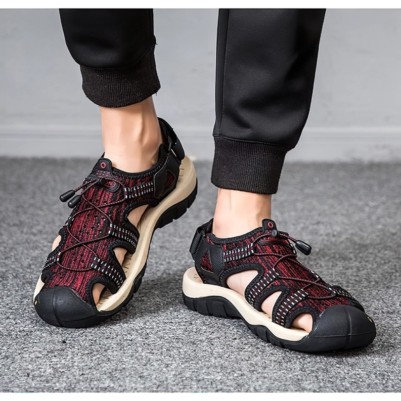 Weinrot Gothic Gladiator Sandalen getragen an den Füßen casual Lifestyle Fotografie Innenaufnahme graue Bodenplatte Alltagskomfort