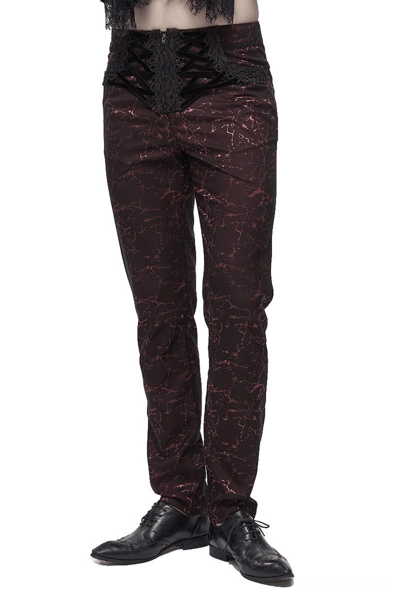 Weinrot Gothic Schnürhose mit Rissen – Herren Slim-Fit Designerhose Frontansicht auf Modell, zeigt durchgehenden Riss-Print und elegantes Schnürsystem an der Taille