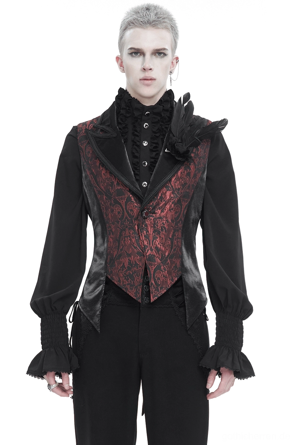 Weinrot gothic swallowtail anzugweste vorderansicht mit detachierter schwarzer feder-brosche auf männlichem modell-träger, damast-jacquard-muster, schwarze satin-paneele, formale gothic-mode