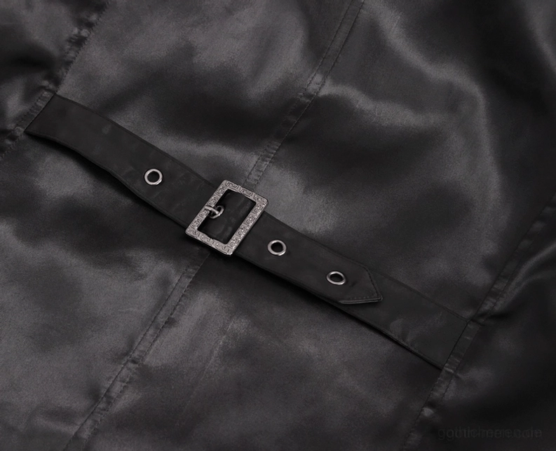 Dreiviertelansicht der Schaufensterpuppe mit weinroter Gothicweste und Federfibel, demonstriert tailierte Silhouette