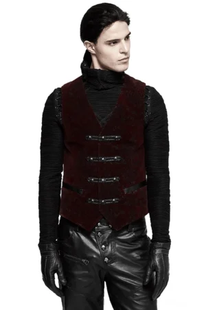 Weinrote Damast-Samtvestetikette mit geflochtenen Knegelschnüren, modelliert von vorne in Drei-Viertel-Ansicht mit schwarzem Rollkragenpullover und Lederhandschuhen, zeigt das intricate Damastmuster und die tailierte Passform der gotischen Anzugweste