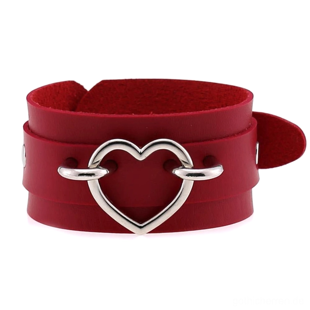 Weinrotes doppellagiges Lederherz-Armband mit silberner hohler Herz-Schnalle, Flachaufnahme, Gothic Fashion dunkle Ästhetik