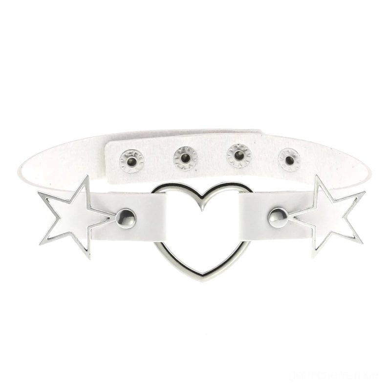 Weiß PU-Leder Choker mit silbernen Herz- und Stern-Metallakzenten, Flatlay-Produktaufnahme des minimalistischen Gothic Schmuck Designs