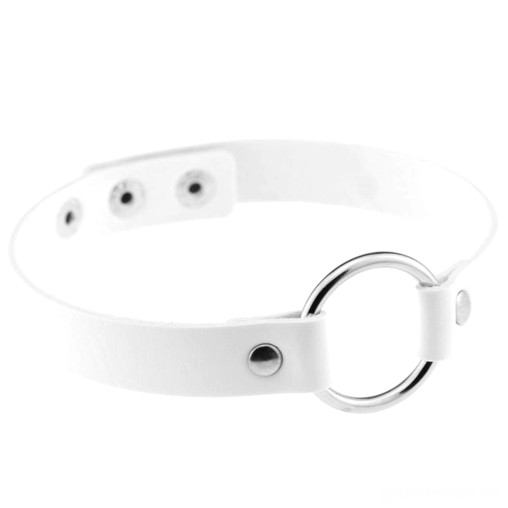 Reinweißes minimalistisches Gothic O-Ring Choker Halsband mit polierter Zinklegierungs-O-Ring, verstellbarer PU-Leder-Konstruktion, High-Contrast-Design, subversive Goth-Ästhetik, Studio-Weiß-Hintergrund